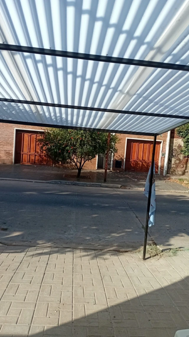 Galería con techo traslúcido