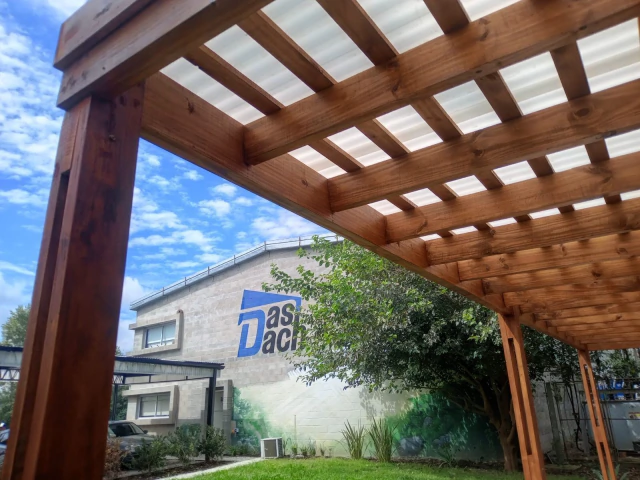 Pérgola de madera frente a la fábrica Das Dach