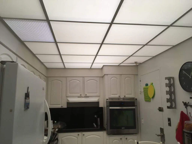 Cocina con cielorraso traslúcido