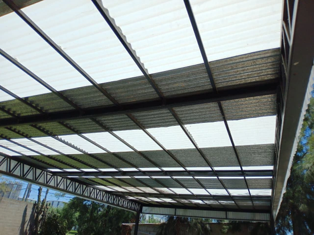 Techo de galpón con chapas traslúcidas