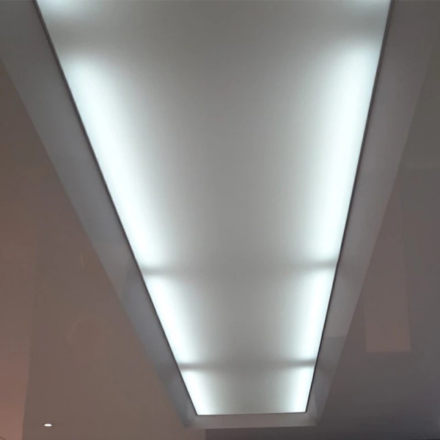 Cielorraso iluminado con placas traslúcidas