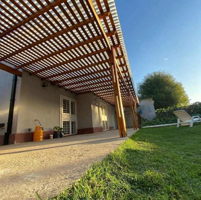 Pérgola de madera en jardín