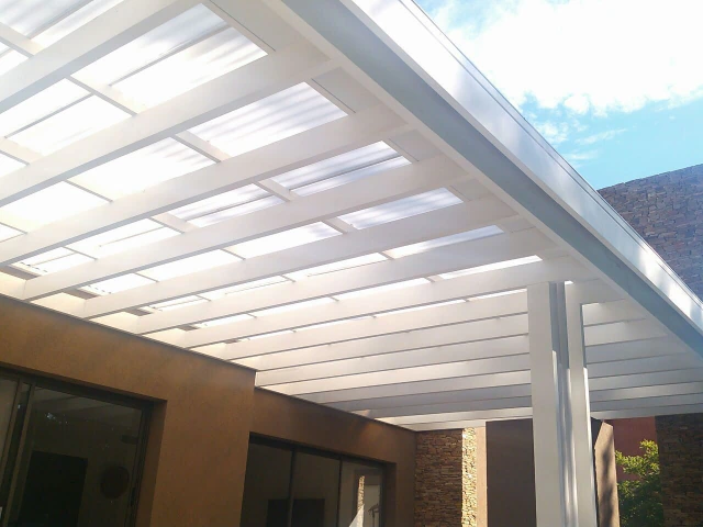 Pérgola blanca con techo traslúcido