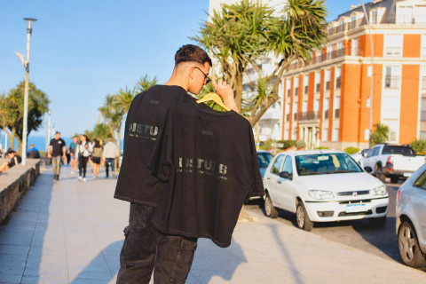Remera Oversize Negra — Bordado al tono