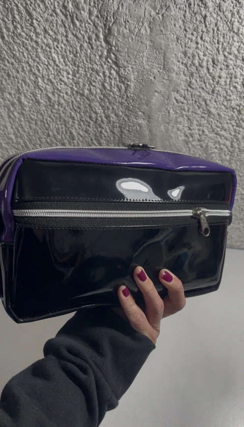 Cross body charol con detalles metálicos