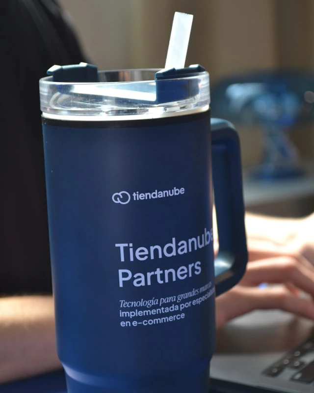 Vaso de Tiendanube Partners en el escritorio de Gamba