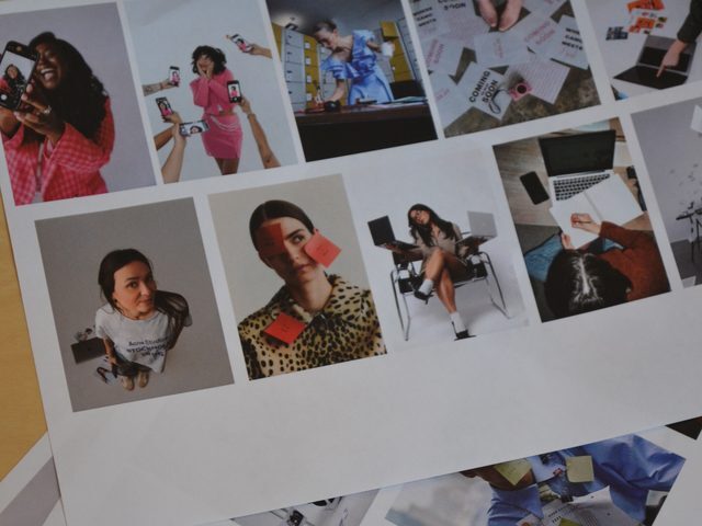 Fotos de campaña impresas sobre una mesa