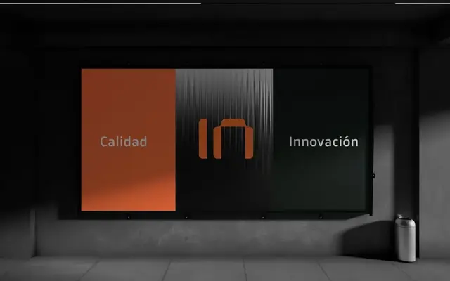 Cartelería de vía pública con la identidad aplicada