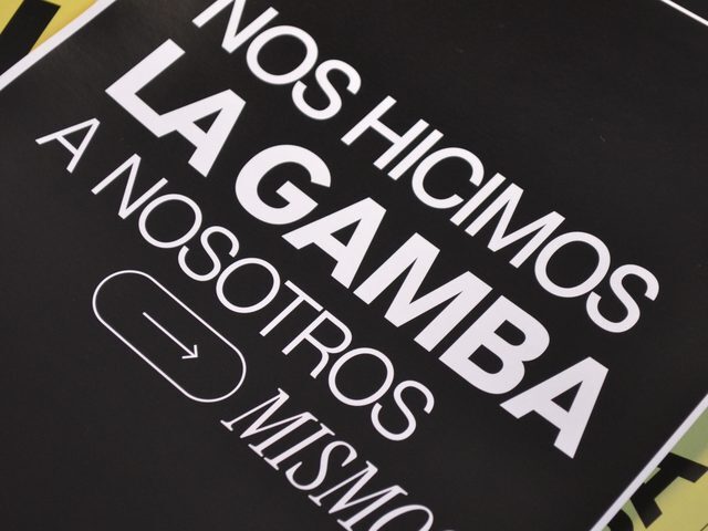 Afiche impreso de Gamba: nos hicimos la gamba a nosotros mismos