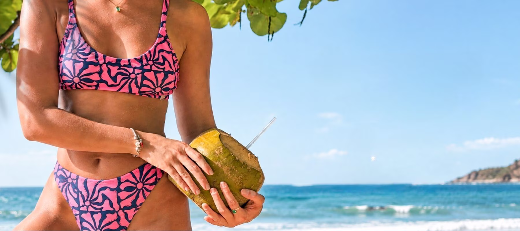 Una mujer con tabla de surf entre las olas