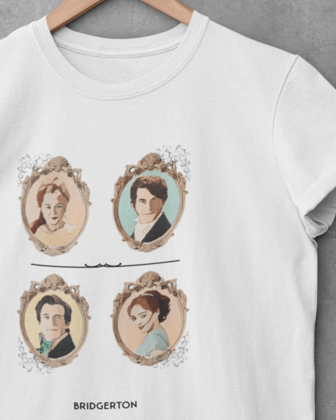 Camiseta branca no cabide com arte da série Bridgerton
