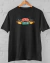 Camiseta preta no cabide com o logo do Central Perk, de Friends
