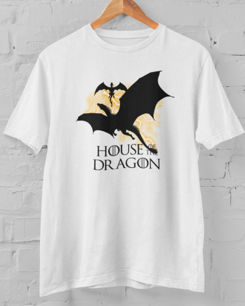 Camiseta branca no cabide com o logo da série House of the Dragon
