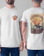 Homem vestindo camiseta branca com arte da série Yellowstone