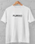 Camiseta branca no cabide com o logo da série Pluribus
