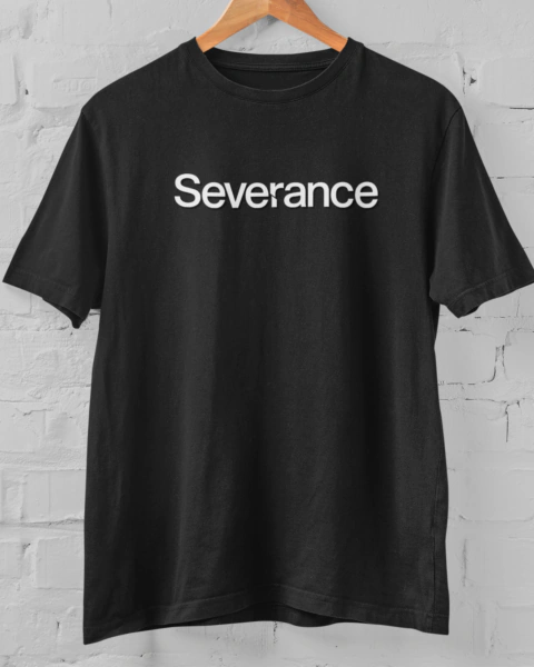 Camiseta preta no cabide com logo da série Severance
