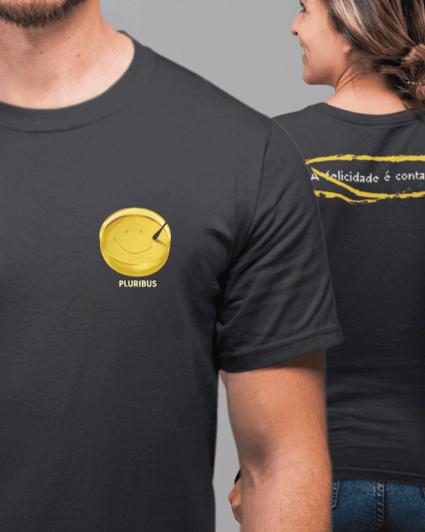 Homem e mulher vestindo camiseta preta com o logo da série Pluribus
