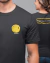 Homem e mulher vestindo camiseta preta com o logo da série Pluribus
