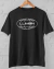 Camiseta preta no cabide com arte da Lumon

