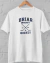 Camiseta branca com estampa "Briar University Hockey" e desenho de dois tacos de hóquei cruzados
