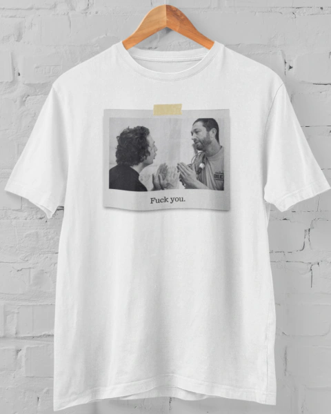 Camiseta branca no cabide com arte da série The Bear
