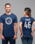 Homem e mulher vestindo camiseta azul da Briar University Hawks, com logo na frente e nome Tucker com número 46 nas costas