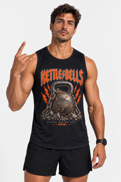Modelo vestindo a regata preta PACE RIOT Kettlebells — Hybrid Riot, com kettlebell com inscrição Hybrid Riot, corrente, raios laranja e lettering Kettlebells inspirado em hard rock.