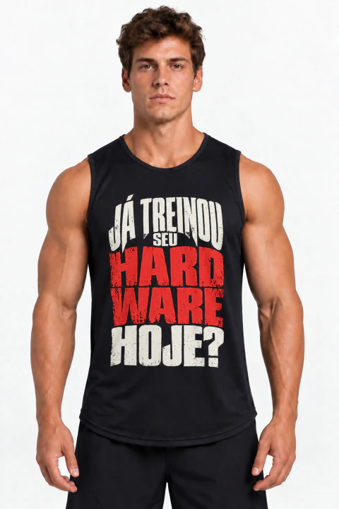 Kevin de frente com regata preta PACE RIOT e estampa Já treinou seu hardware hoje? em vermelho e off-white