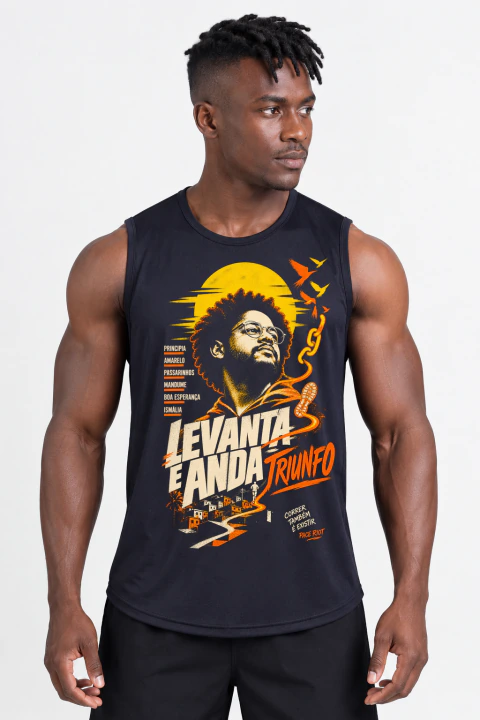 Vista frontal da regata preta PACE RIOT Levanta e Anda, com retrato sob círculo amarelo, aves, microfone e lettering Levanta e Anda em off-white e laranja.