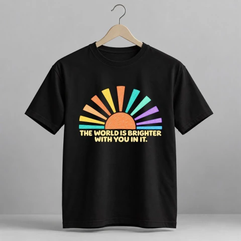 Remera negra de algodón peinado con frase "The world is brighter..."