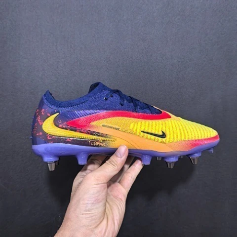 Visão lateral da chuteira de campo Nike Phantom GX 3 Elite SG