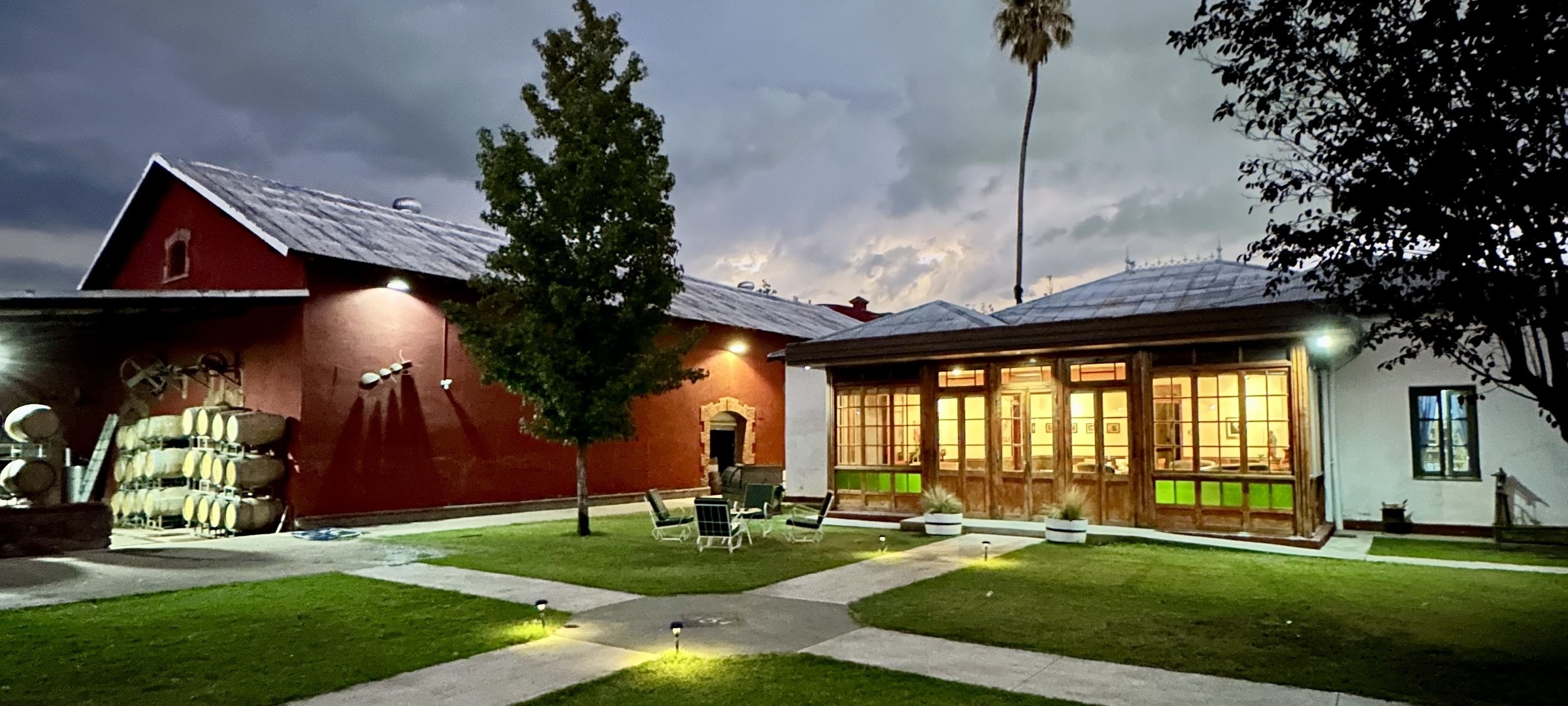 El chalet y la bodega al atardecer