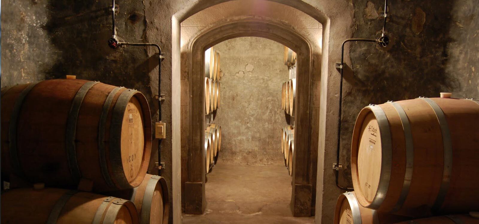 La cava de Bodega Calle: las viejas piletas abiertas con arcos