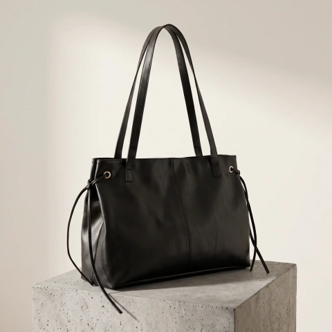 Tote Naima Lumel negro en ecocuero sobre pedestal