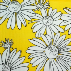 Guardanapo amarelo para decupagem com estampa de flores brancas e detalhes pretos