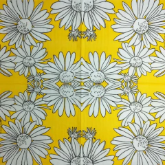 Guardanapo amarelo para decupagem com padrão de flores brancas desenhadas