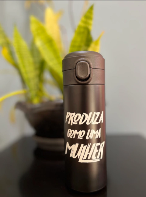 Garrafa Térmica Produza Como Uma Mulher