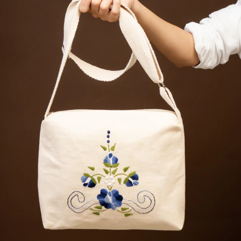 Mochila Bordada à Mão em Algodão Cru – Flores Azuis