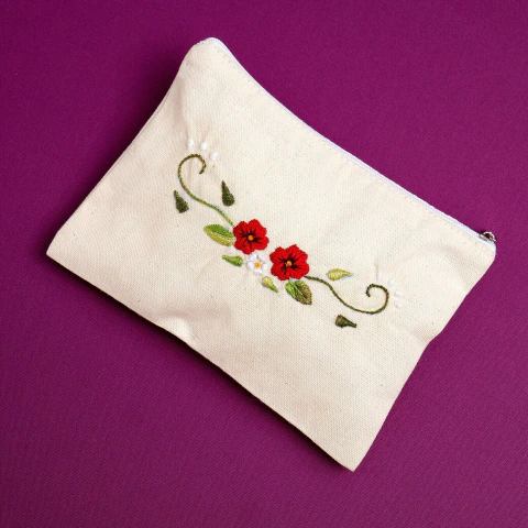 Necessaire Bordada à Mão em Algodão Cru – Flores Vermelhas