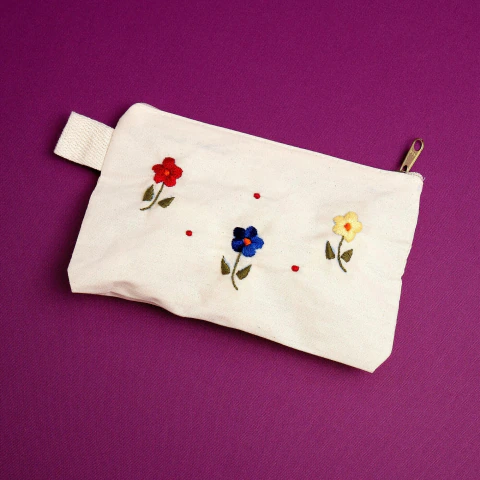 Necessaire Bordada à Mão em Algodão Cru – Três Flores