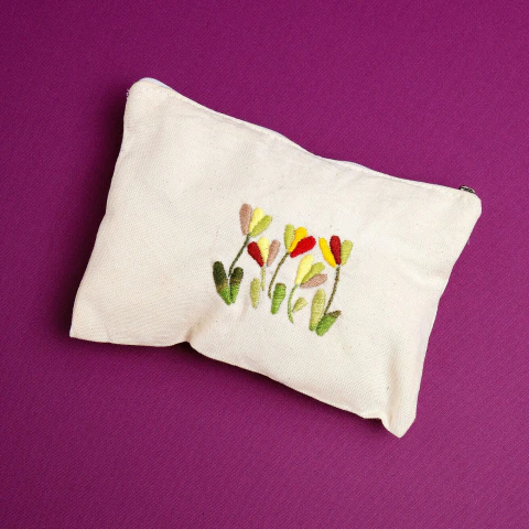 Necessaire Bordada à Mão em Algodão Cru – Tulipas