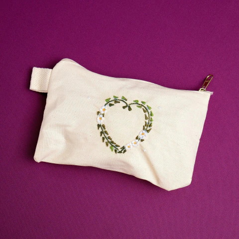 Necessaire Bordada à Mão em Algodão Cru – Coração de Margaridas