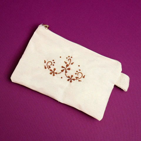 Necessaire Bordada à Mão em Algodão Cru – Arabesco Marrom