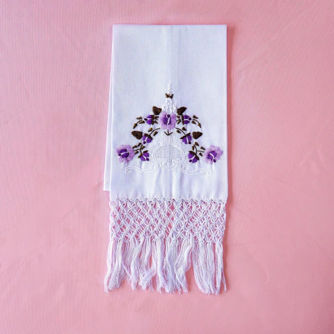 Toalha de Mão com Bordado Manual e Barra em Macramê – Arco de Flores Lilás