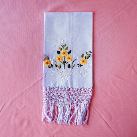 Toalha de Mão com Bordado Manual e Barra em Macramê – Flores Amarelas
