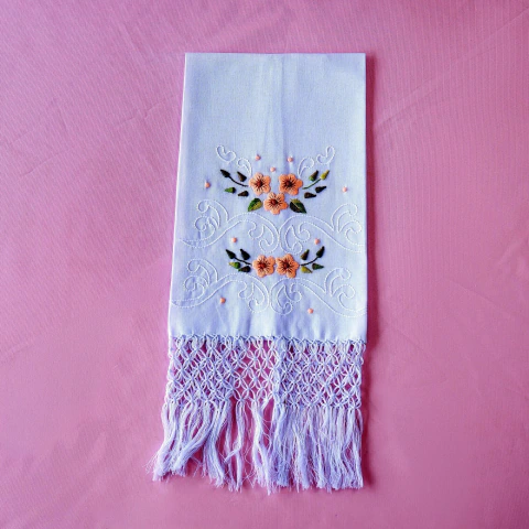 Toalha de Mão com Bordado Manual e Barra em Macramê – Flores Salmão