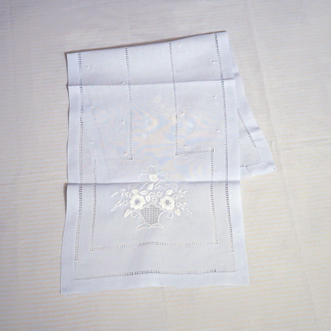 Passadeira de Mesa Bordada à Mão – Vaso de Flores Branco sobre Branco