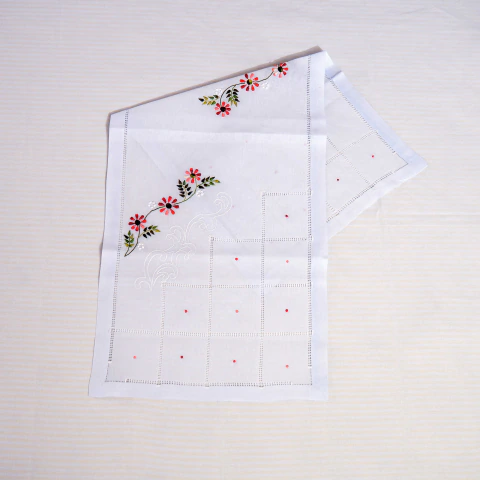 Passadeira de Mesa Bordada à Mão – Ramos de Flores Rosa
