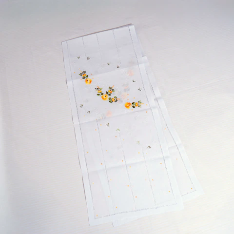 Passadeira de Mesa Bordada à Mão – Flores Amarelas Espalhadas