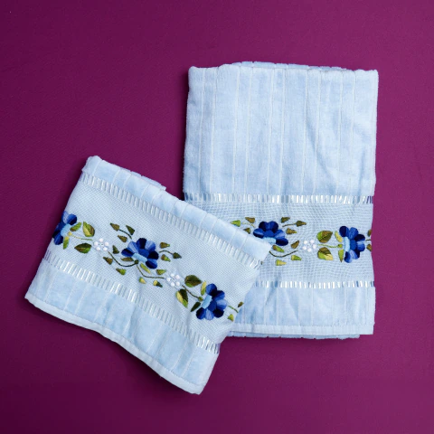Kit de Banho Bordado à Mão – Azul com Flores Azuis